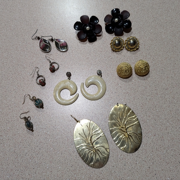 Vintage Jewelry Lot Gold Floral Teardrop Dangle Fashion Earrings 8 Pair - Picture 1 of 7